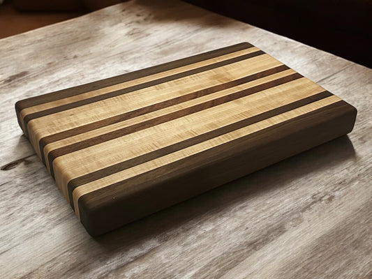 Edge-grain cutting board (Walnut, Maple, Sapele)